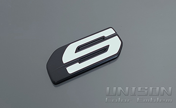 ハイエースUNISON-純正エンブレム改 マットブラック+ホワイト