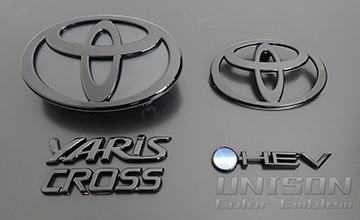 ヤリスクロスUNISON-純正エンブレム改 商品概要