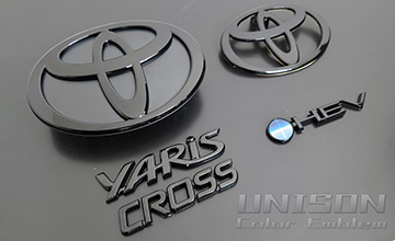 ヤリスクロス用グロスブラック(ツヤ黒)エンブレム UNISON-純正エンブレム改