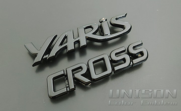 UNISON-純正エンブレム改 ヤリスクロス グロスブラック(ツヤ黒)エンブレム|YARIS CROSS　エンブレム