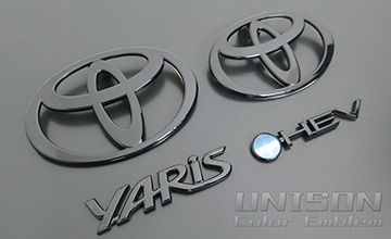 UNISON-純正エンブレム改 ヤリス グロスブラック(ツヤ黒)エンブレム
