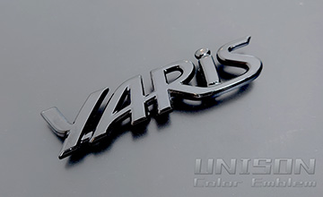 UNISON-純正エンブレム改 ヤリス グロスブラック(ツヤ黒)エンブレム(2)|YARISエンブレム