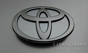 ヤリスクロスUNISON-純正エンブレム改 フロント用